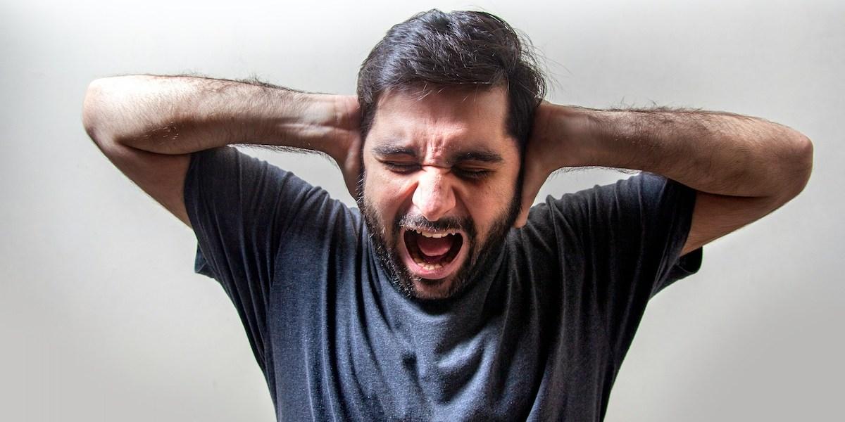 En stressad man. Våra hjärnor är inte anpassade för så mycket aktivering som de får i dagens samhälle så det är inte konstigt att vi ofta känner stress, det är viktigt att vi återhämtar oss så att stressen inte leder till utmattningssyndrom