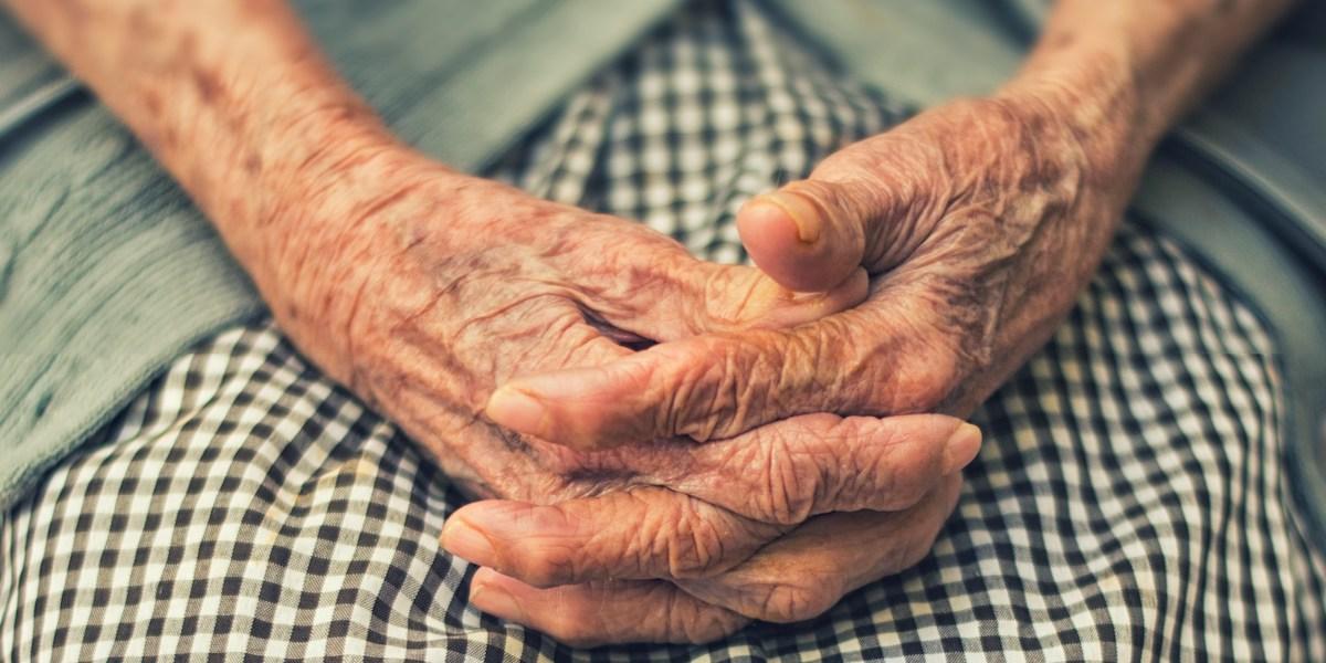 En gammal kvinnas händer. En ny grupp fattigpensionärer växer fram, det är pensionärer som inte klarar sig på den inkomstbaserade pensionen och behöver få en stor del skattefinansierat grundskydd.