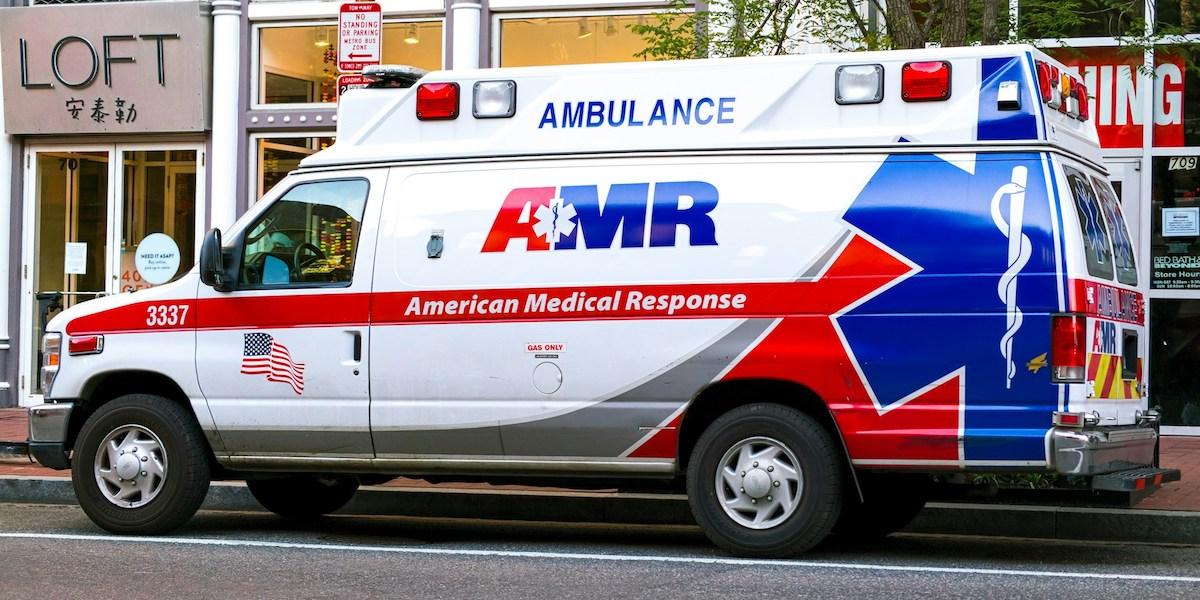 en ambulans i USA. I USA förvärras den ekonomiska bördan allt mer för dem som diagnosticeras med cancer.