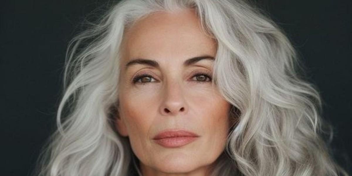 Äldre kvinna med böljande lockar