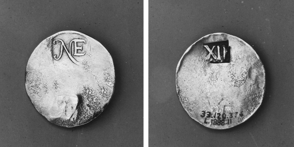 Ett historiskt silvermynt som har sålts på auktion för en rekordsumma, myntet har en koppling till Amerikas historia och präglades innan USA bildades