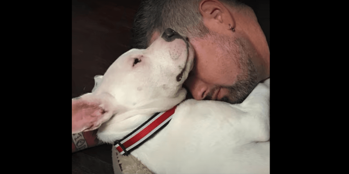 Chris Hannah med sin första döva hund, Cole