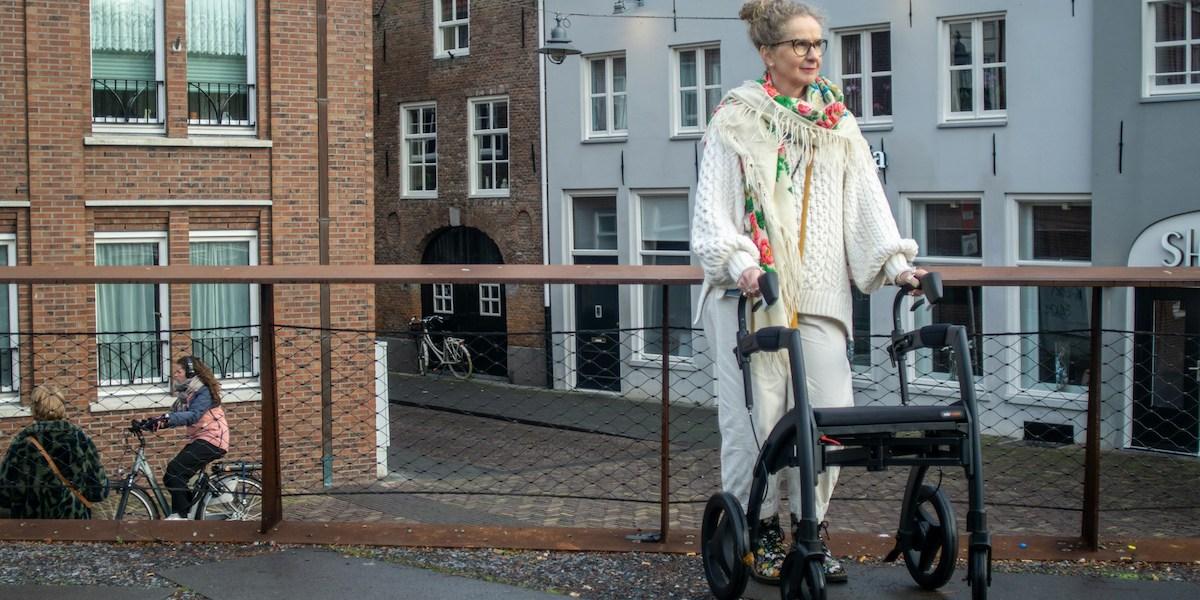 En kvinna går med rullator. Ett nytt läkemedel för behandling av Parkinsons sjukdom har visat lovande resultat i en sen studie