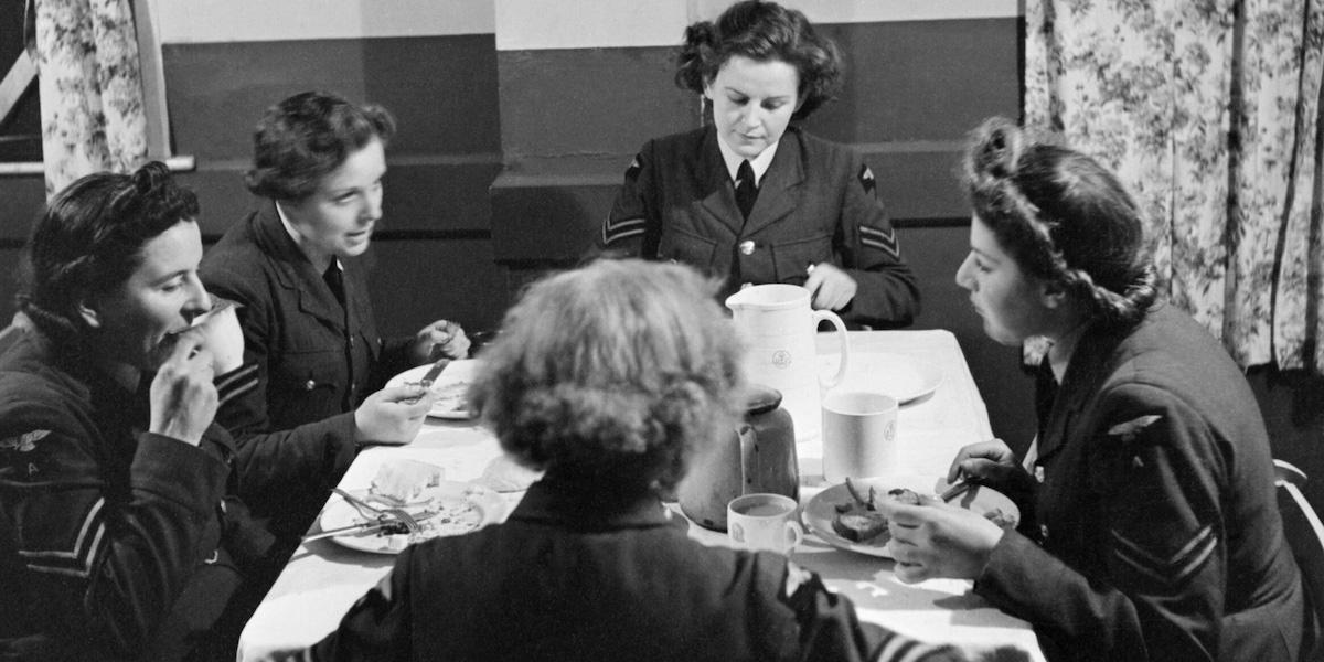 Marjorie Rigby har nått en hög ålder. Under andra världskriget jobbade hon för Women's Auxiliary Air Force, WAAF. På bilden äter medlemmar i WAAF en måltid på en Royal Air Force-bas i Storbritannien år 1942