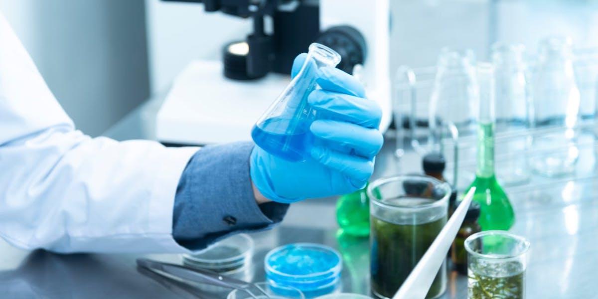 En forskare håller i ett provrör.