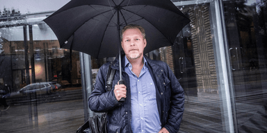 En man under ett paraply