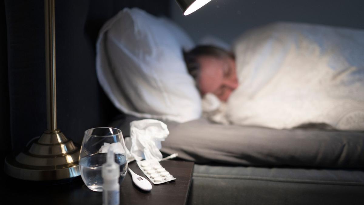 en person ligger nerbäddad sjuk