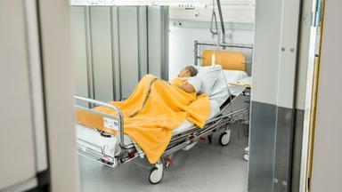 Patient i sjukhussäng