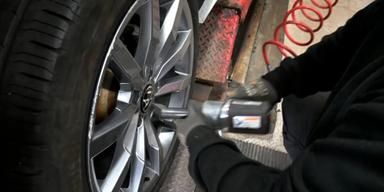 person som byter däck