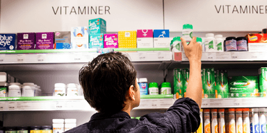 En man som köper kosttillskott.