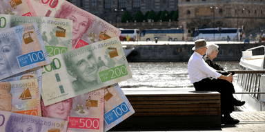 Svenska sedlar till vänster ocg ekonomiskt trygga äldre till höger.