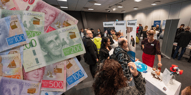 Svenska sedlar som kommer med lönen till vänster, en jobbmässa till höger.