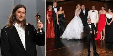 En man i långt hår håller upp en oscar till vänster och scenen på oscarsgalan med människor till höger.