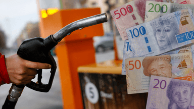 Någon som tankar bränsle och svenska sedlar.