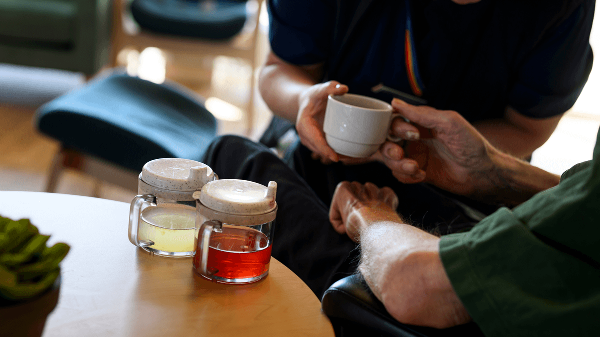 En som fortfarande jobbar och en annan äldre som gått i pension.