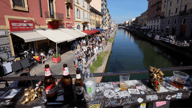 Kanalen Naviglio Grande, en populär plats för nattliv i Milano.