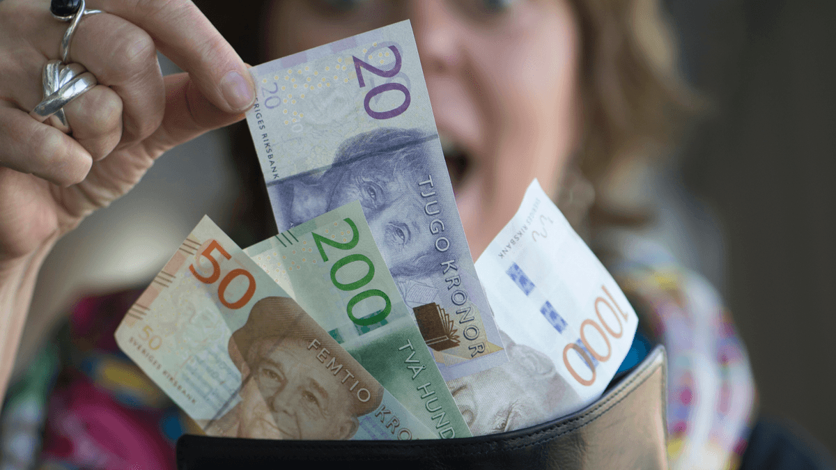 En rik person med pengar i plånboken.