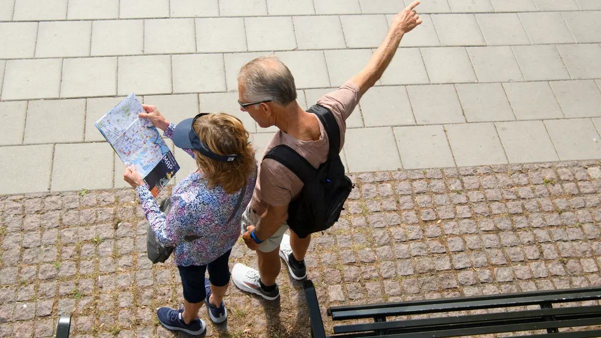 Två personer som reser i april.