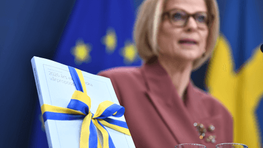 Elisabeth Svantesson med vårbudgeten i förgrund.