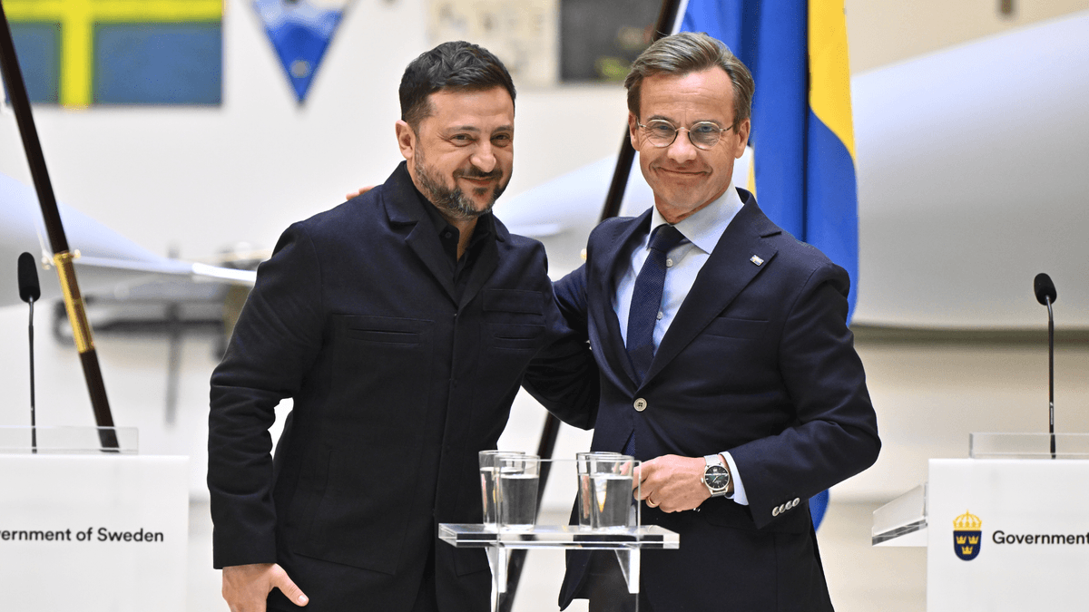 Ukrainas president och Sveriges statsminister skakar hand.