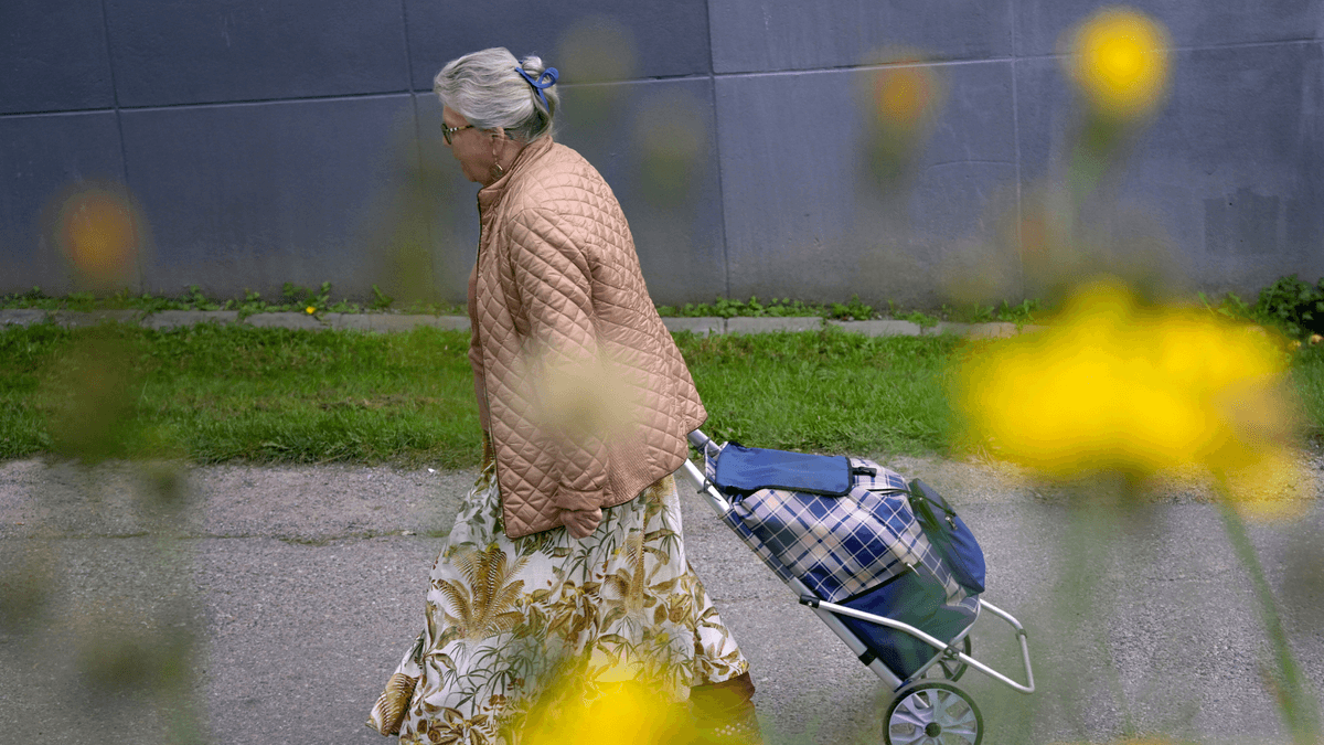 En kvinna som snart kan behöva äldreomsorg.