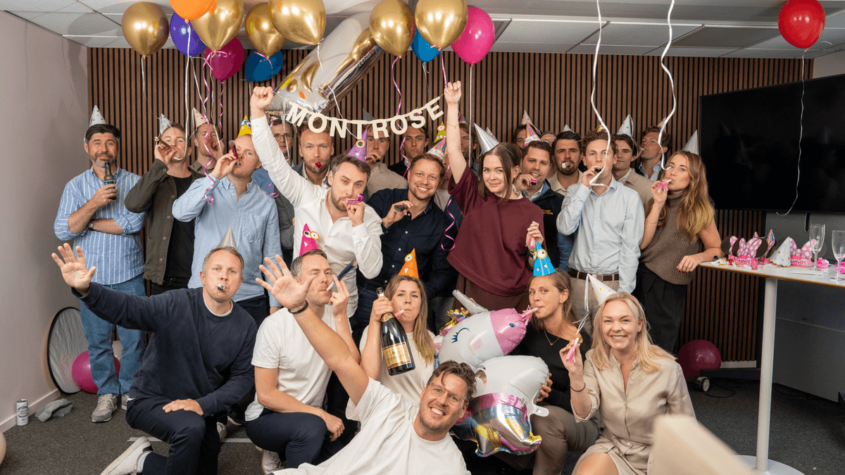 Anställda med ballonger och firande som skapat en ny globalfond.