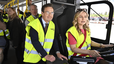 Ulf Kristersson och Ebba Busch kör buss i kollektivtrafiken.