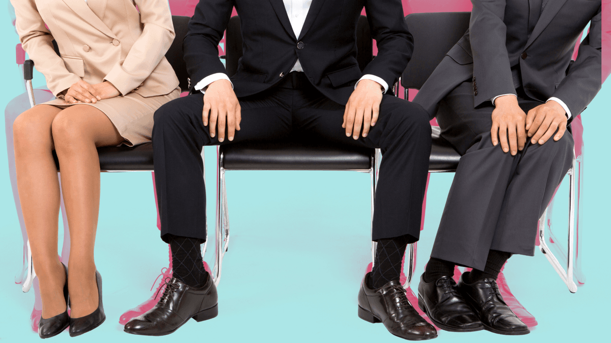 Tre personer som sitter ner, mannen i mitten har benen brett, sk manspreading,