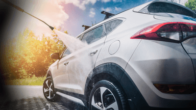 Tvättar bil på uppfart.