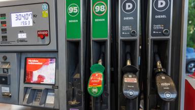 Pumpar på en bensin- och dieselmack