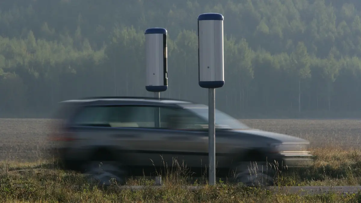 En bil med fartkameror som åker fast för fortkörning.